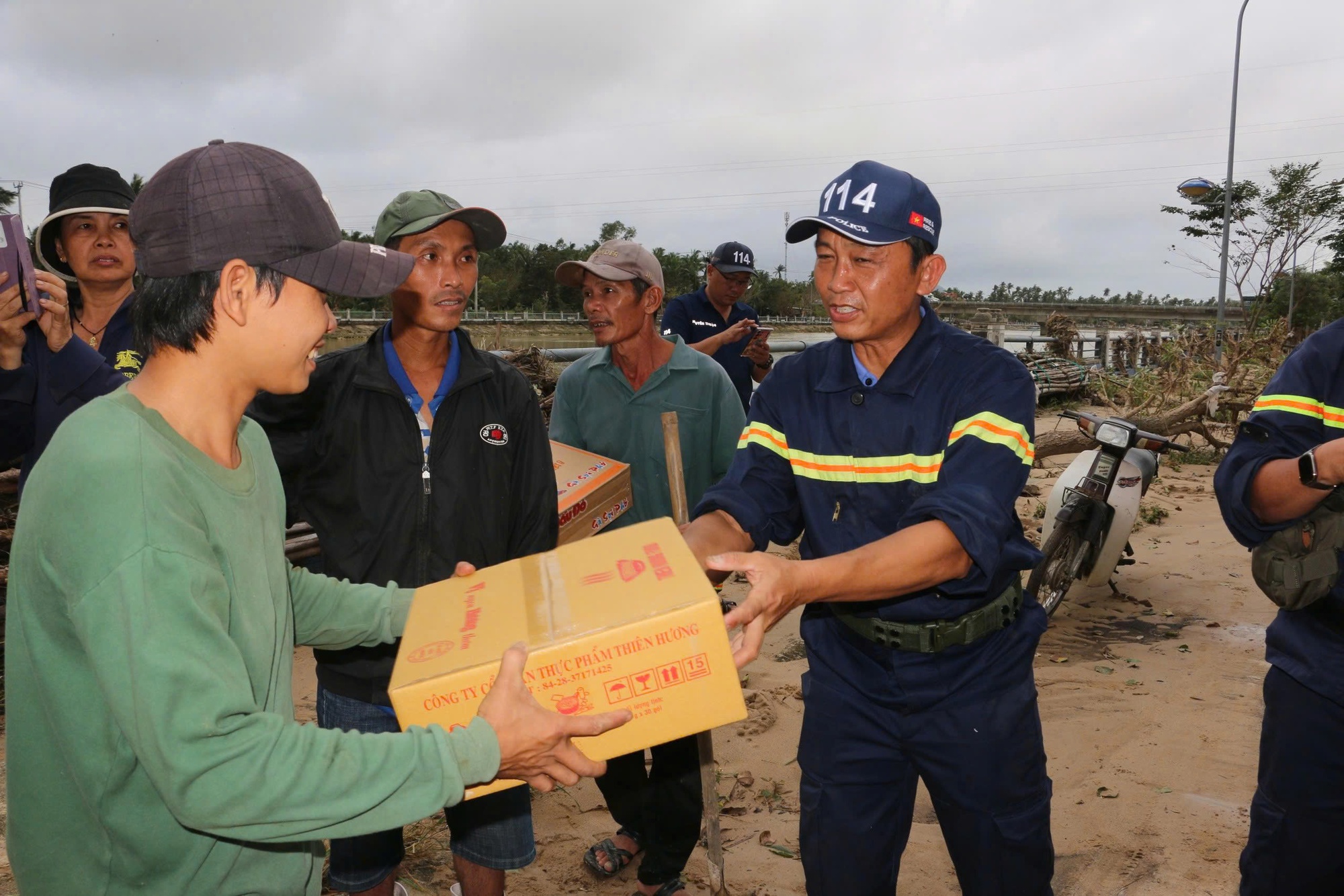 胡志明市公安支援得乐省，协助洪灾后的救援和清理工作