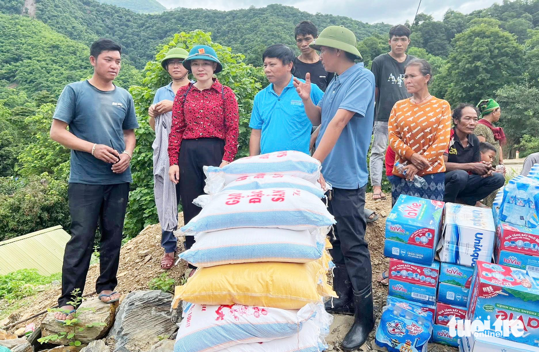 分享救援物资给老挝人民：'情谊无国界'