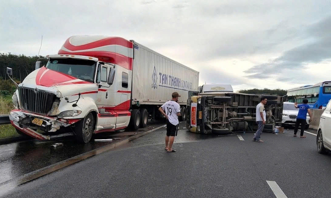许多人在同奈高速公路上前往中部救援时遇难