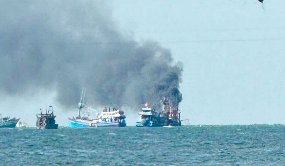 在安江海域救起渔船火灾中的两人