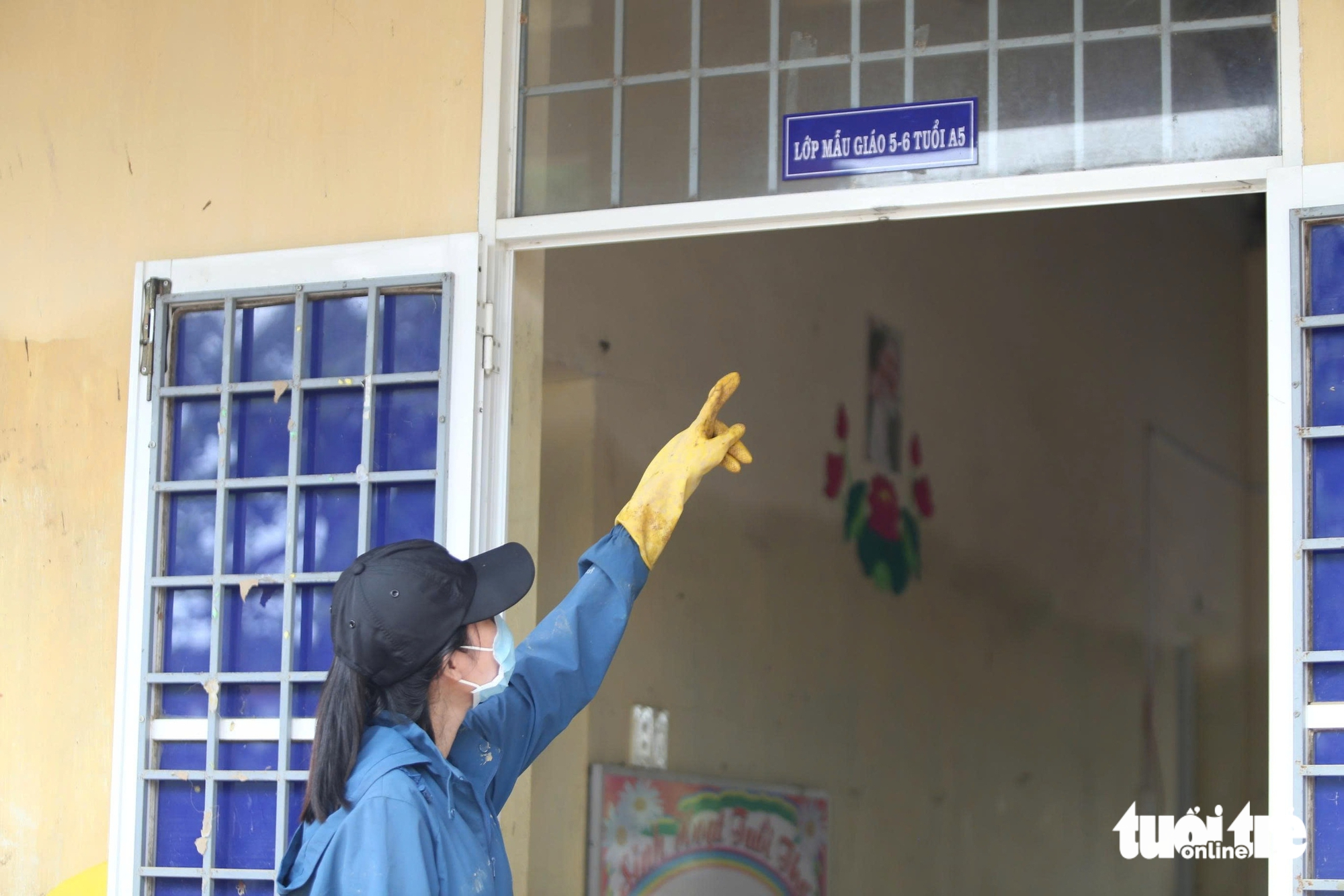 老师们搁置家务，在洪水后涉泥清理学校