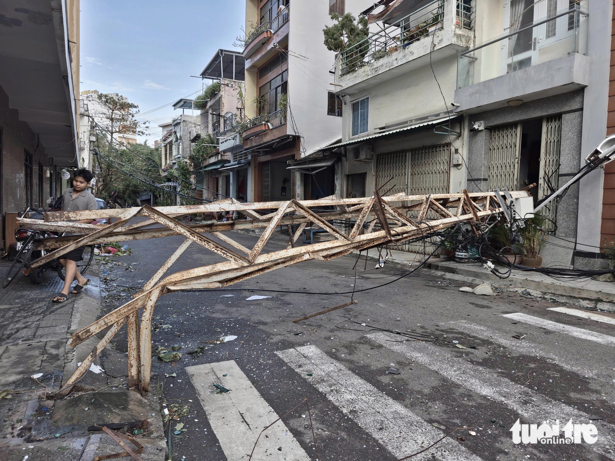 卡马尔吉台风过后，归仁许多地方一片狼藉，树木和电线杆横七竖八