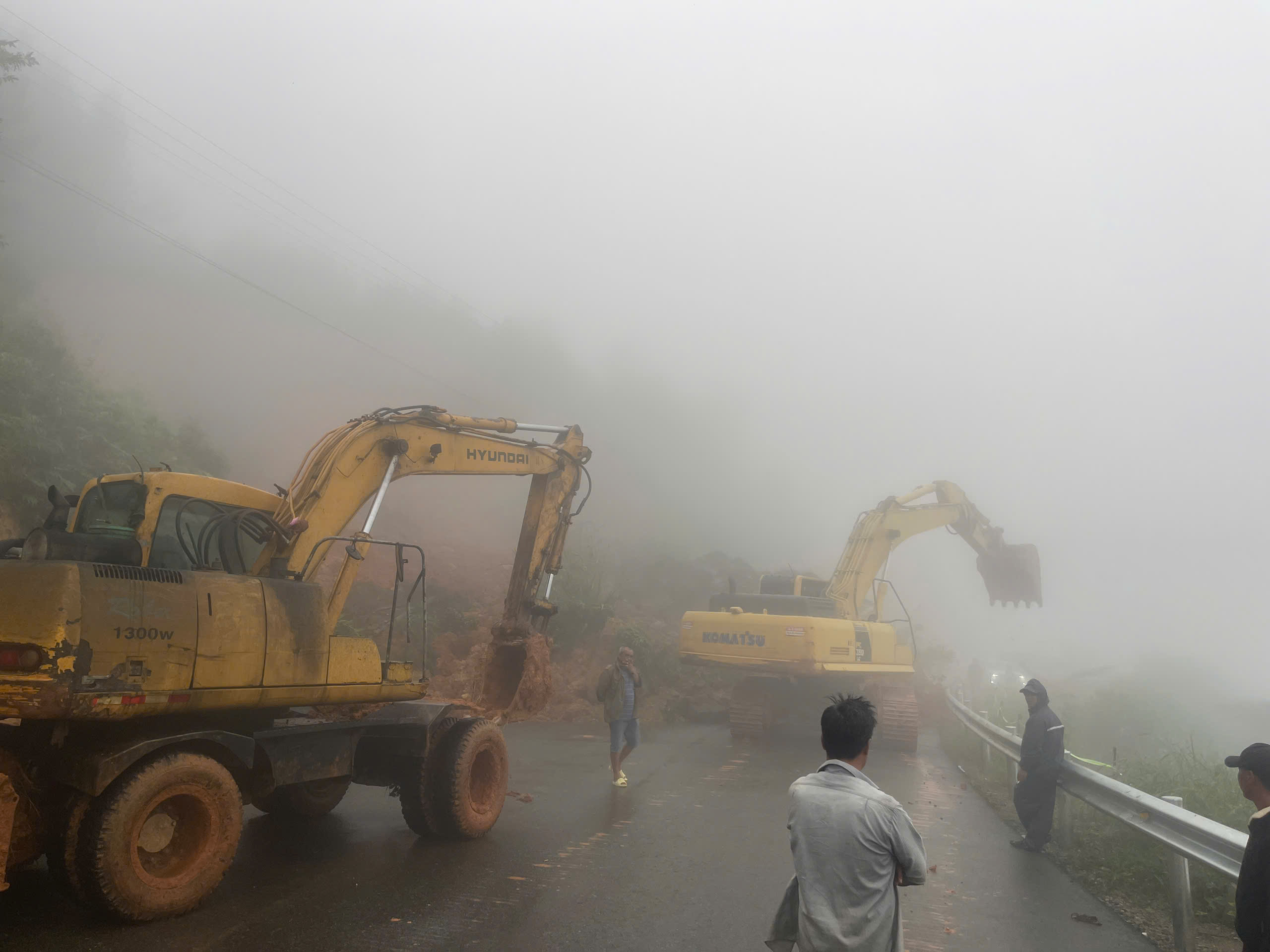 大雨倾盆，大宁山体滑坡，连接潘切与达乐的28B国道堵塞