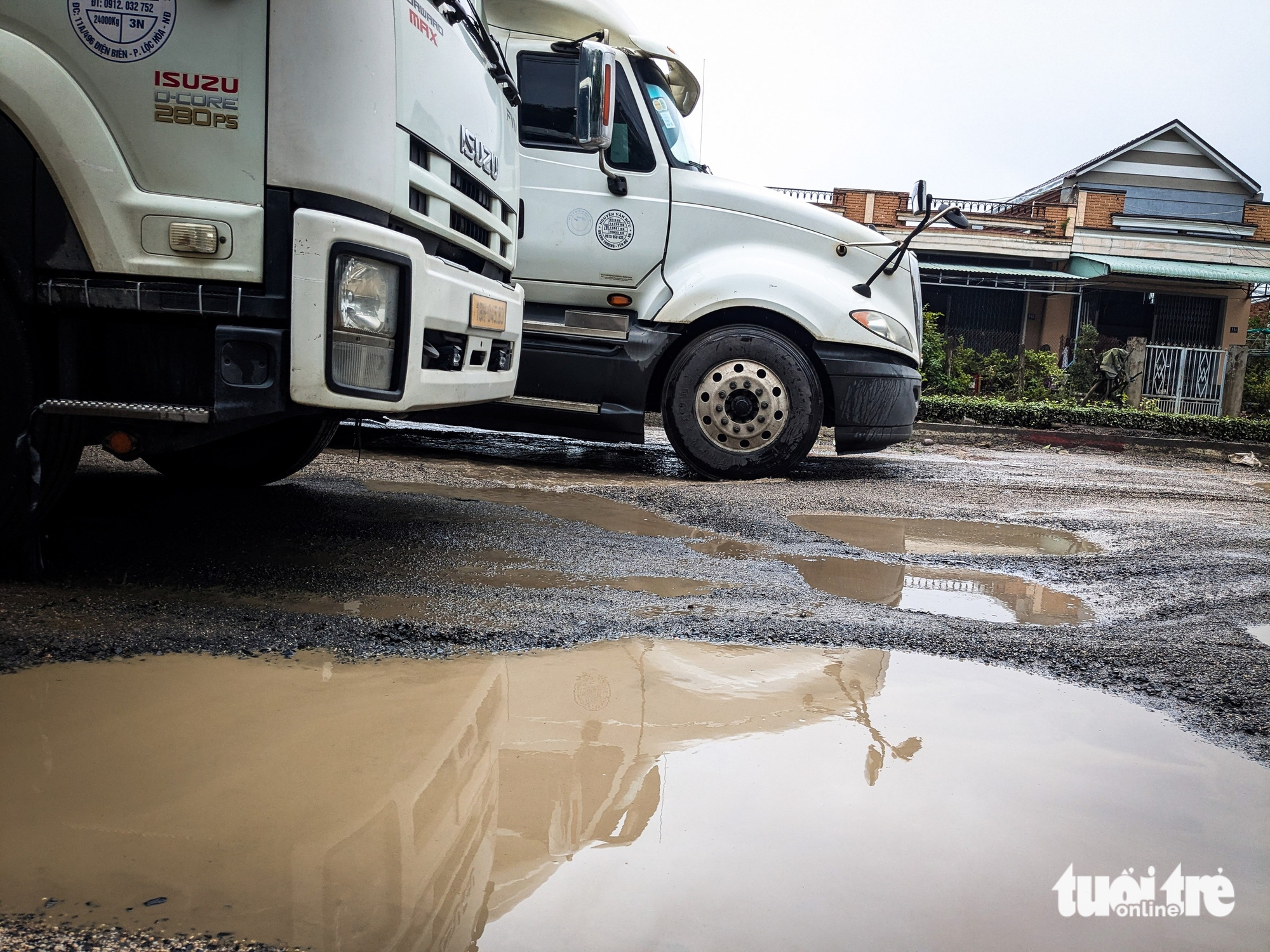 洪水过后国道1号多处路段损毁严重，车辆缓慢前行