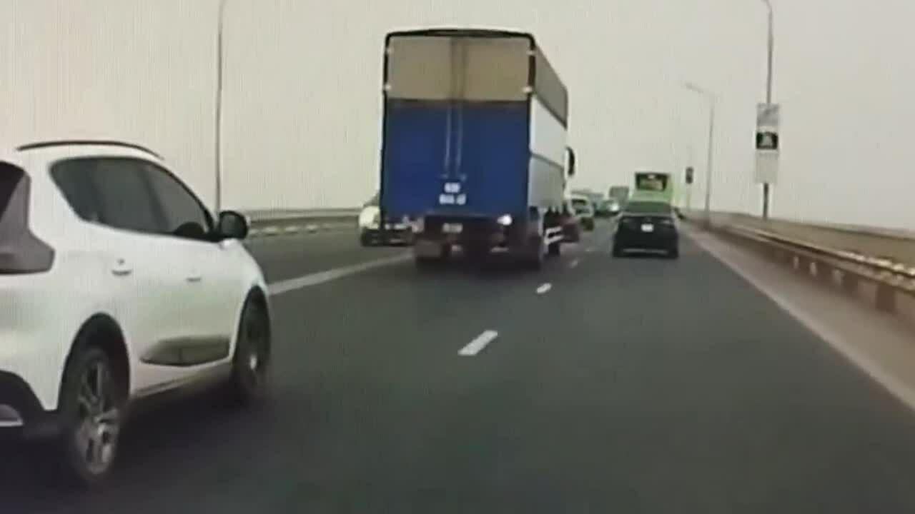 四座汽车连环碰撞后严重变形，升龙桥拥堵3公里