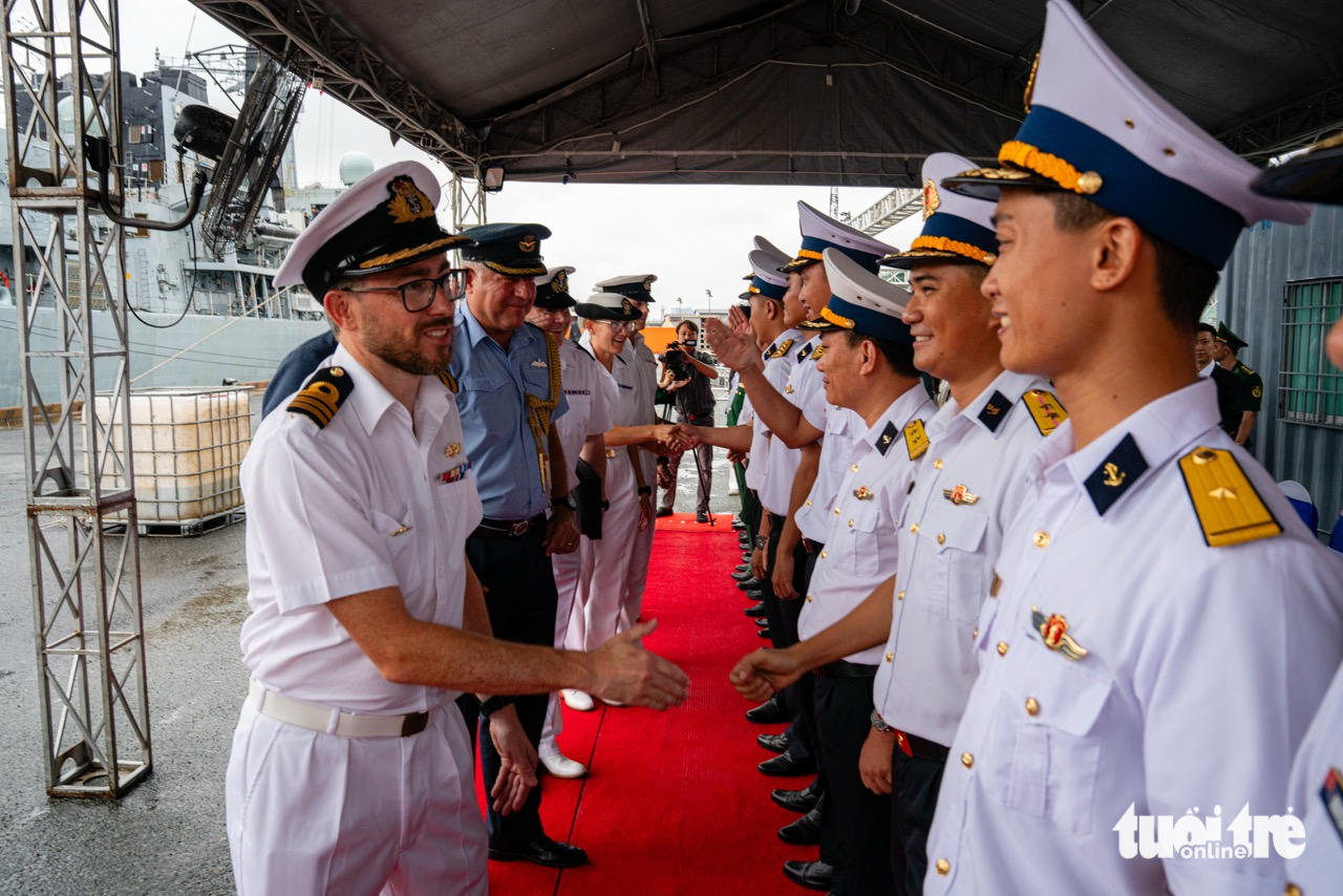 英国海军舰艇HMS Richmond时隔四年重返越南