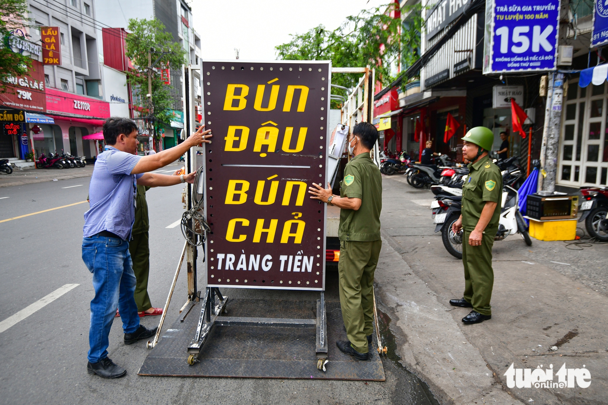 Thạnh Mỹ Tây坊大力处理Nguyễn Gia Trí和Ung Văn Khiêm街道的人行道侵占问题