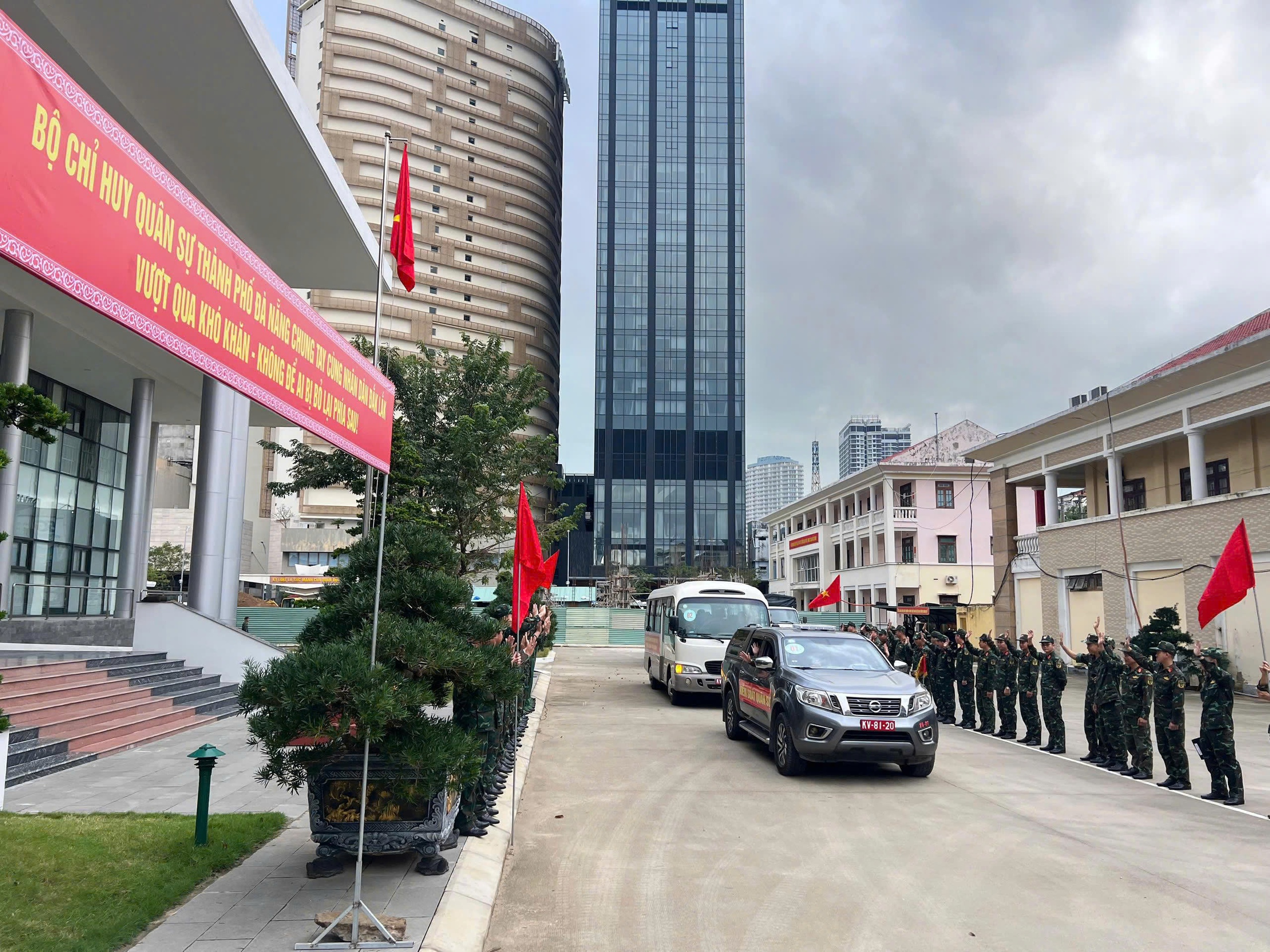 从岘港出发的军队进入洪水区执行'光中战役'，在2026年1月20日前为民众完成房屋建设