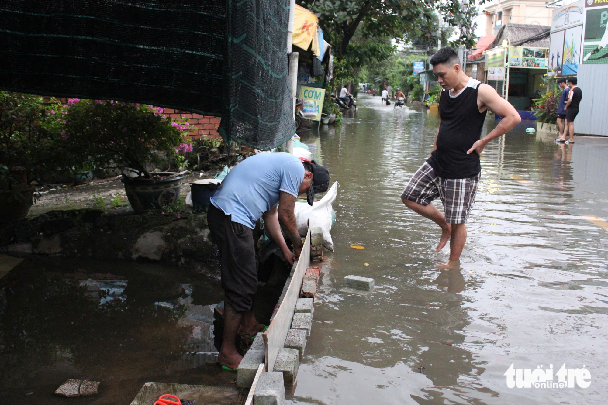 潮汐越过Thanh Đa的屏障，在Hiệp Phước淹没半辆车