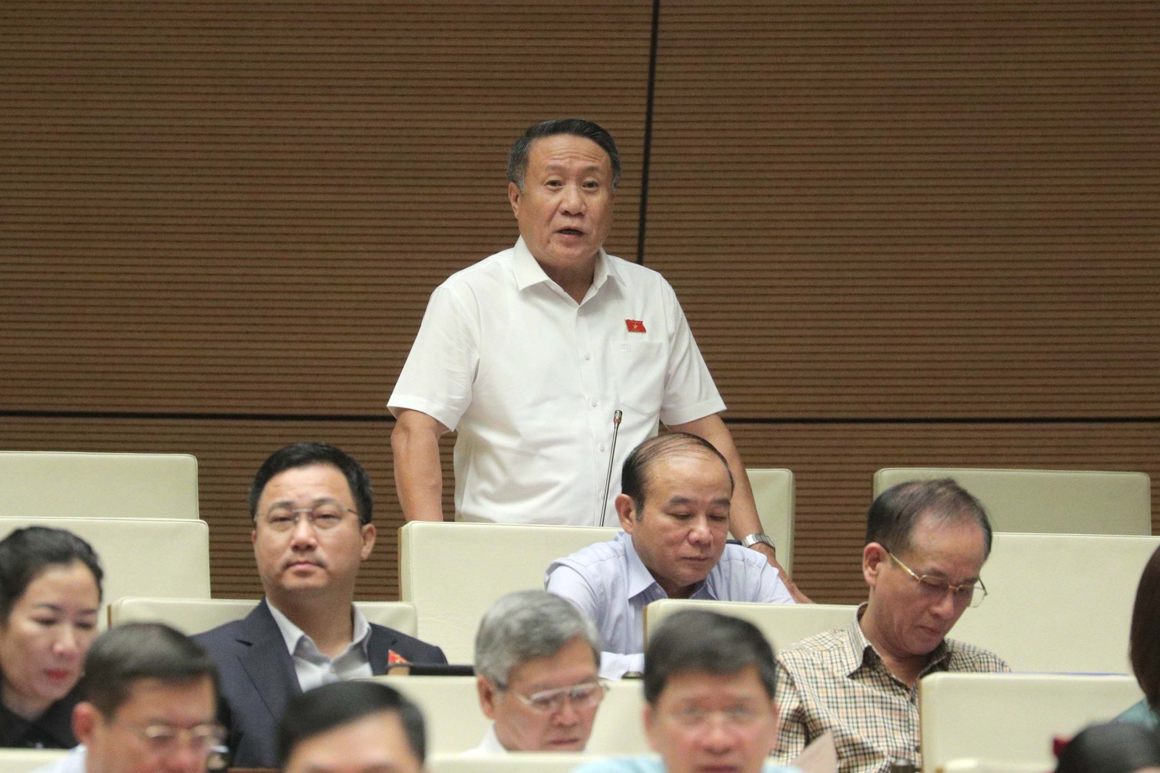 代表何仕同:红皮书信息已在系统上,为何还强制民众提交复印件?