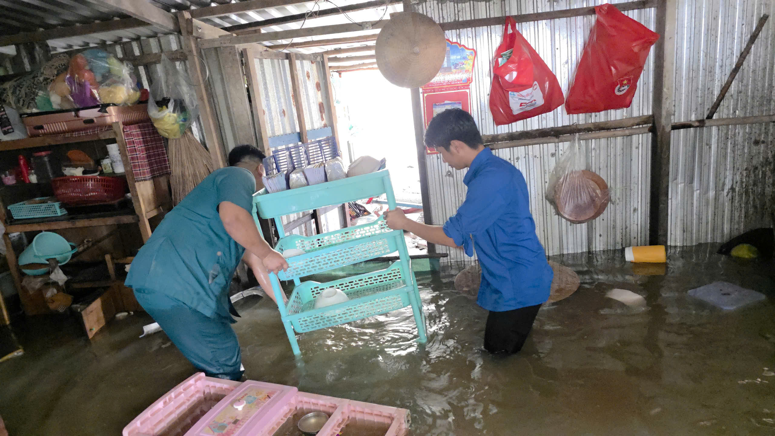政府在芹苴市山岛堤坝决口后协助民众加固