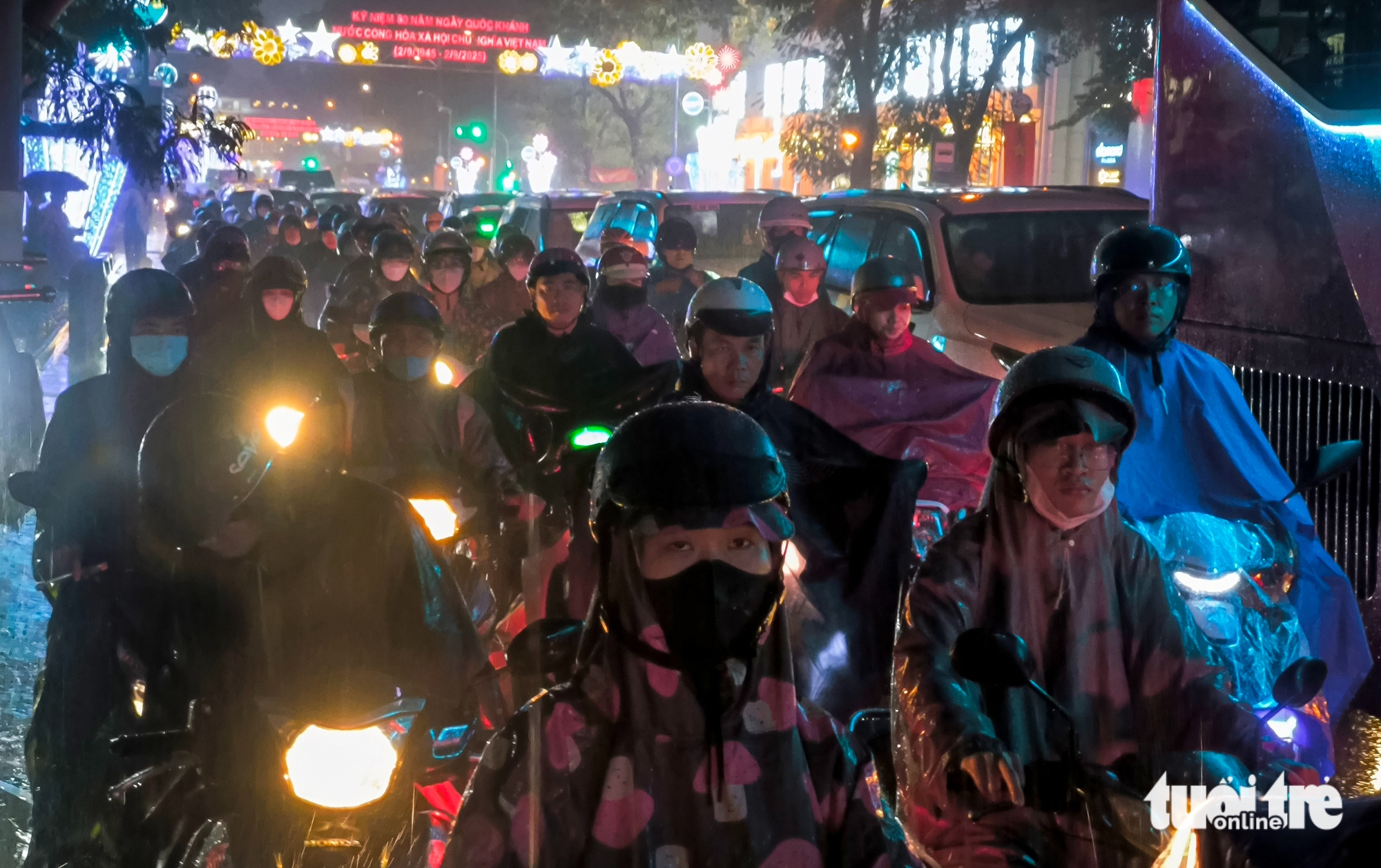 遭遇大雨和拥堵，胡志明市市民无奈爬上人行道寻找出路