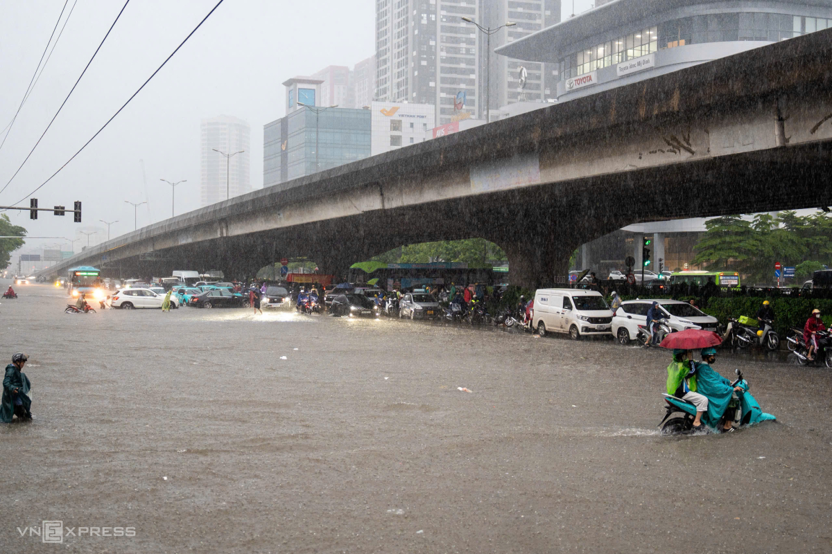 居民在桥下避雨，涉水寻找回家路