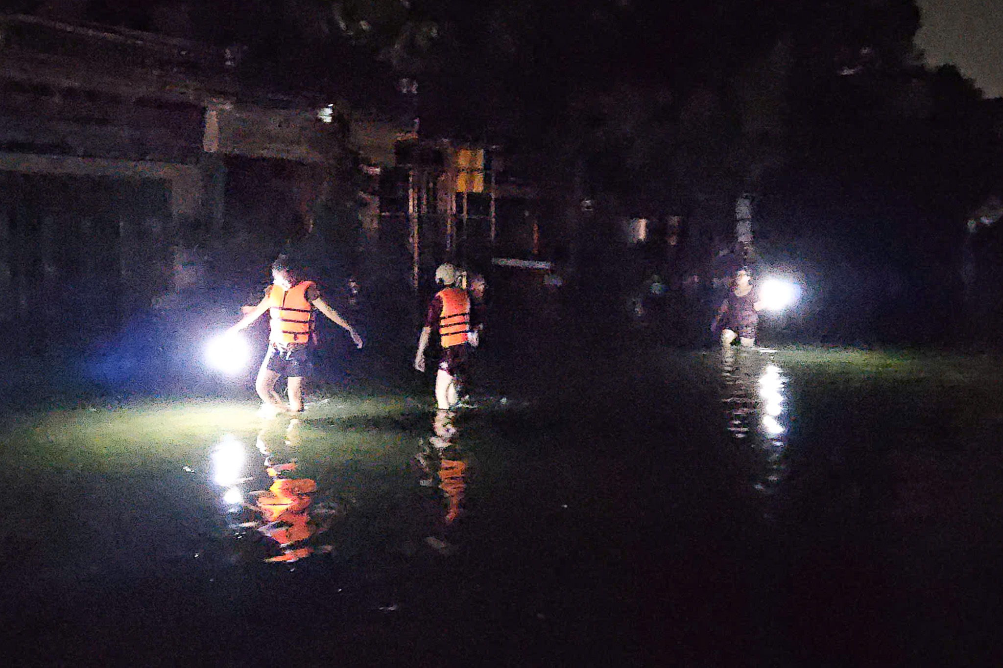 商河水位仍超三级警报，居民连夜逃洪