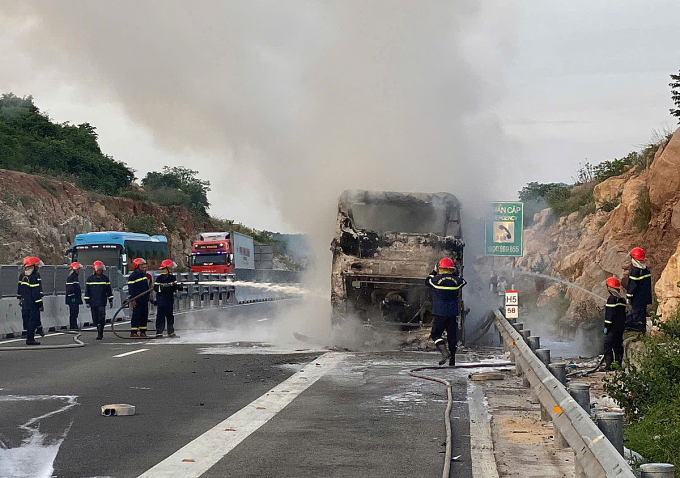 芽庄-金兰高速公路上载有30人的汽车被烧毁