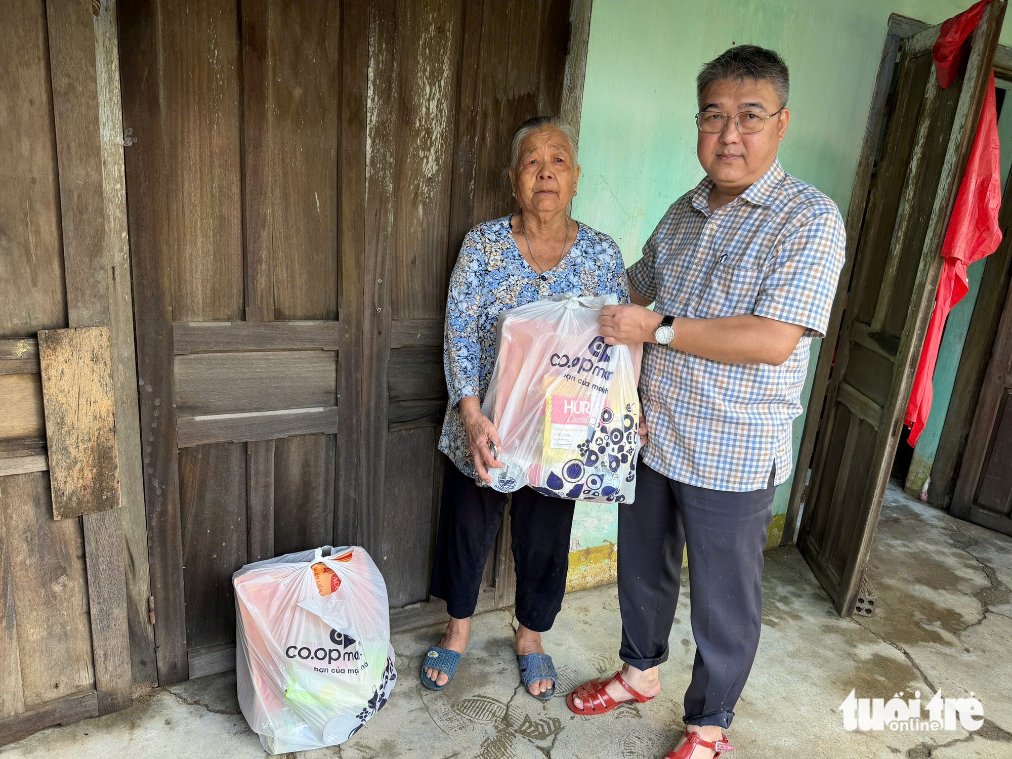 青年报继续向同和洪灾中心发放100份紧急救援物资