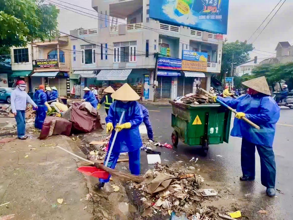 工人在绥和市区努力清理洪水后的15000吨垃圾