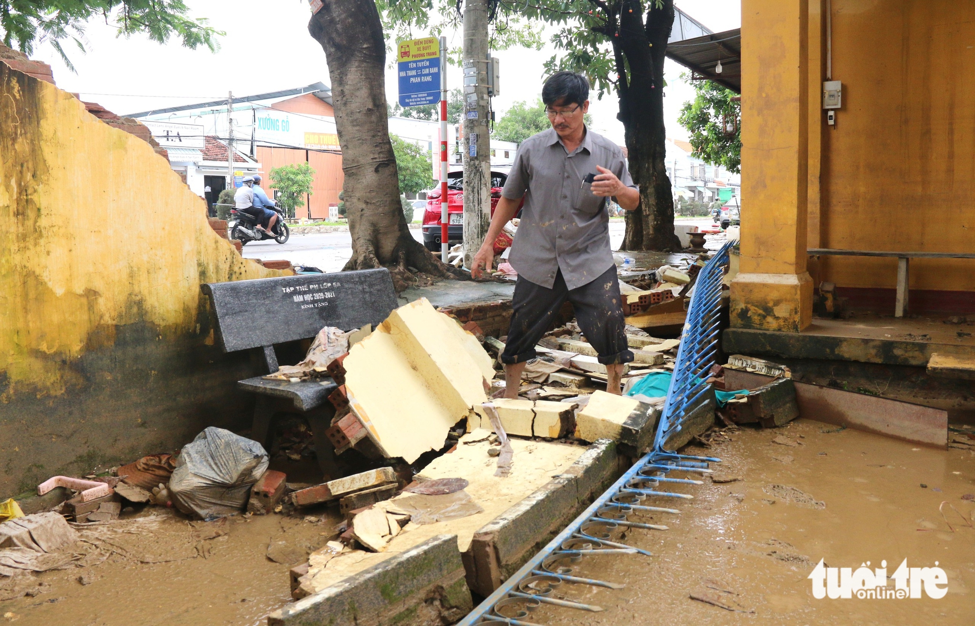 庆和省的学校在历史性洪水后一片狼藉，部队共同参与清理