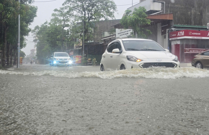 大雨切断中部许多村庄