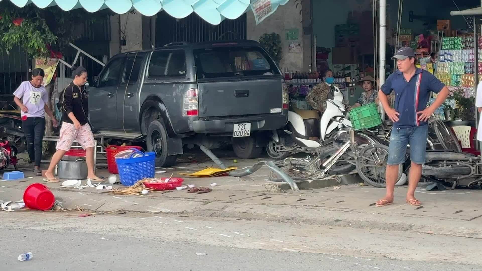 后江省汽车撞上8辆摩托车，一人死亡