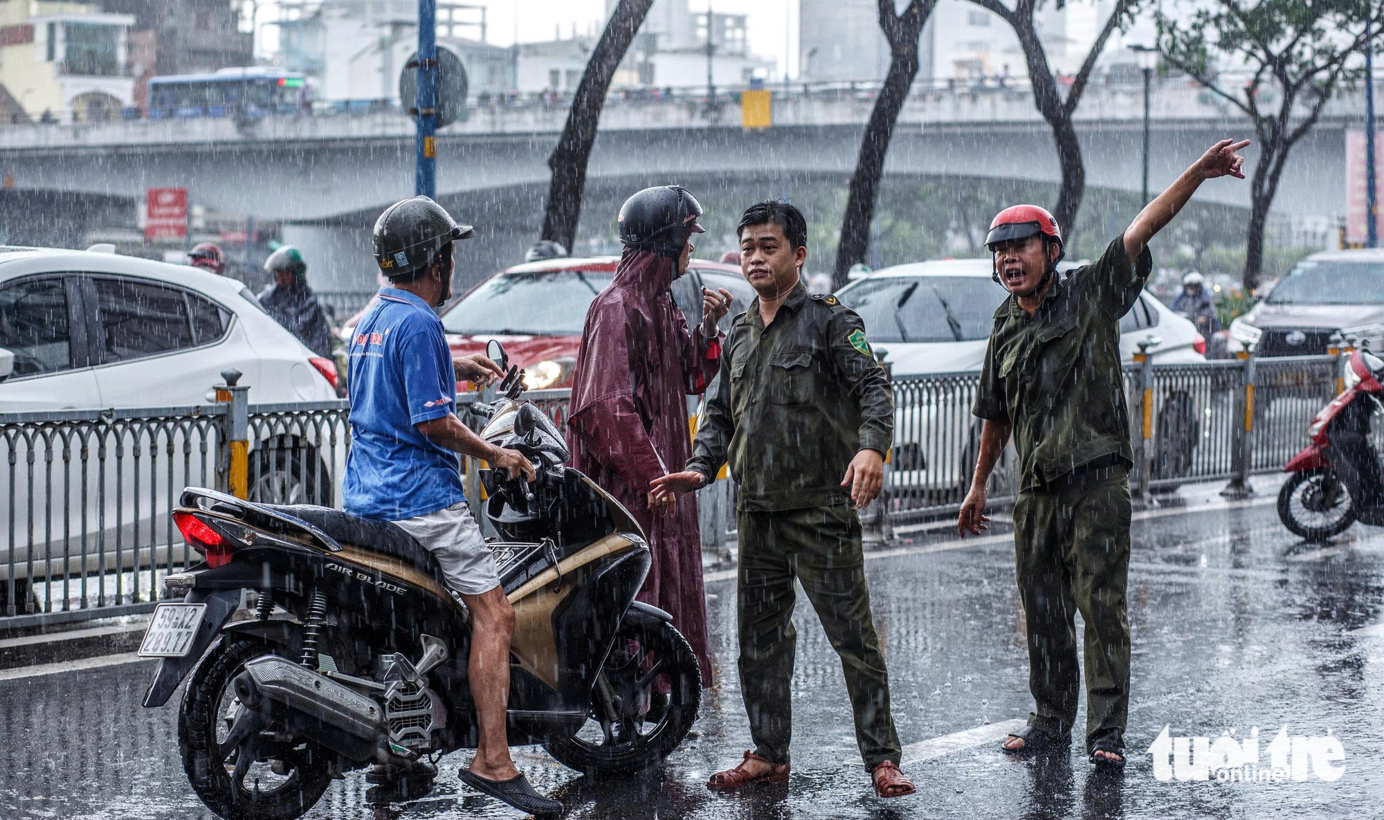 Khánh Hội区公寓火灾：救出2名被困人员并安全疏散300人