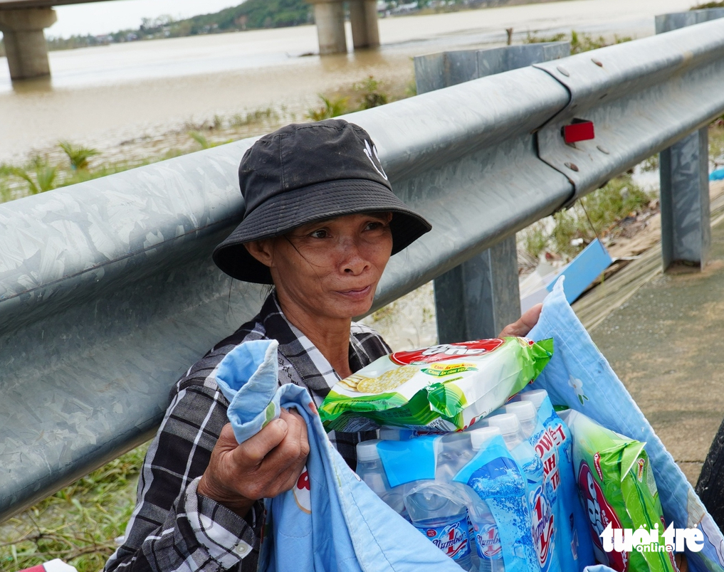 许多爱心人士已来到富安省深淹4米区域的‘空园空屋’居民家中