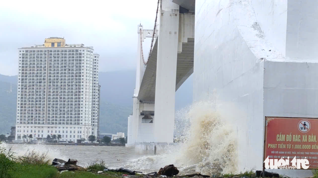 岘港韩江岸边人行道被浪覆盖，泡沫飞溅白茫茫一片