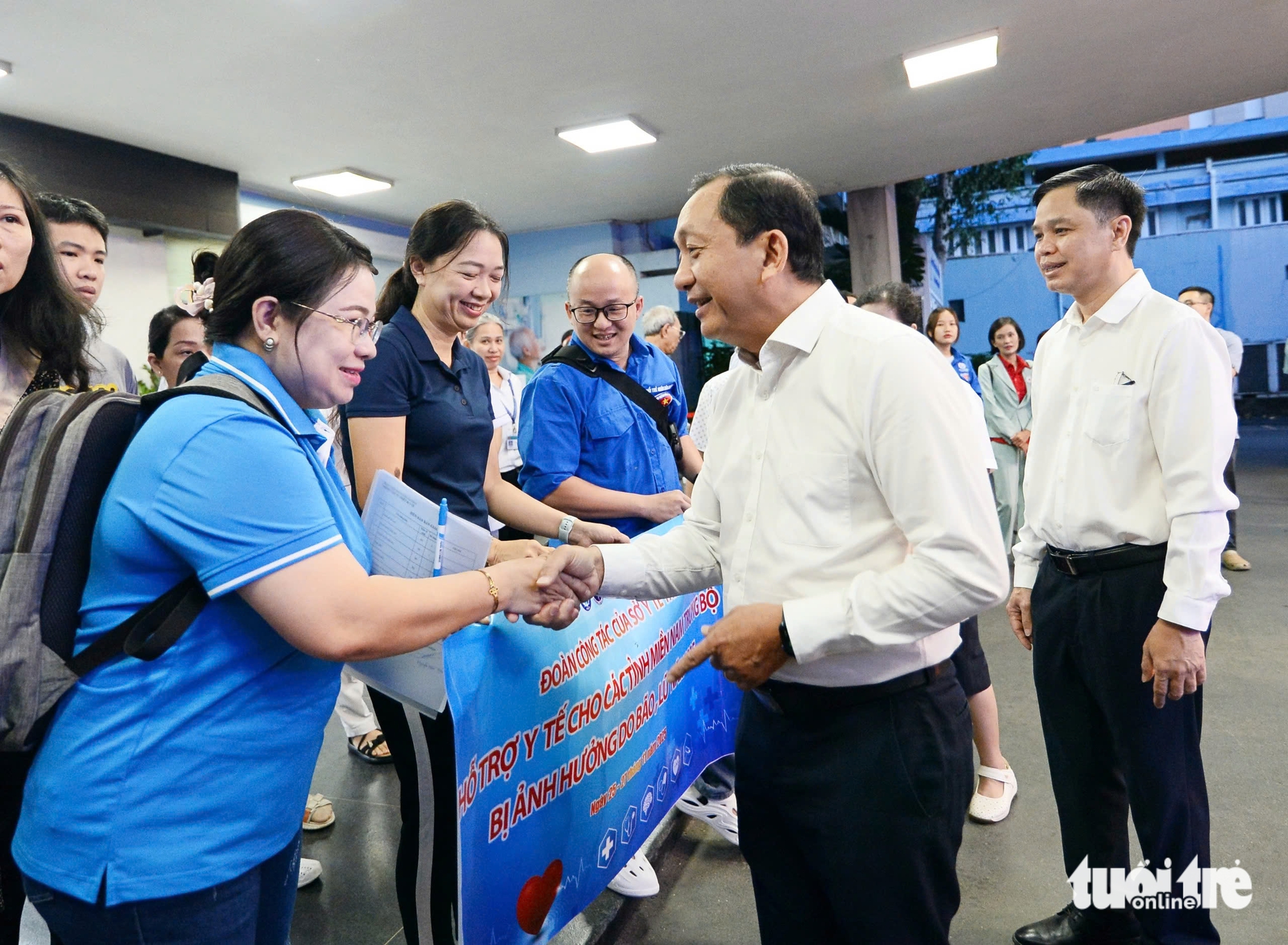 100名胡志明市医生携带药品和医疗设备出发支援得乐省