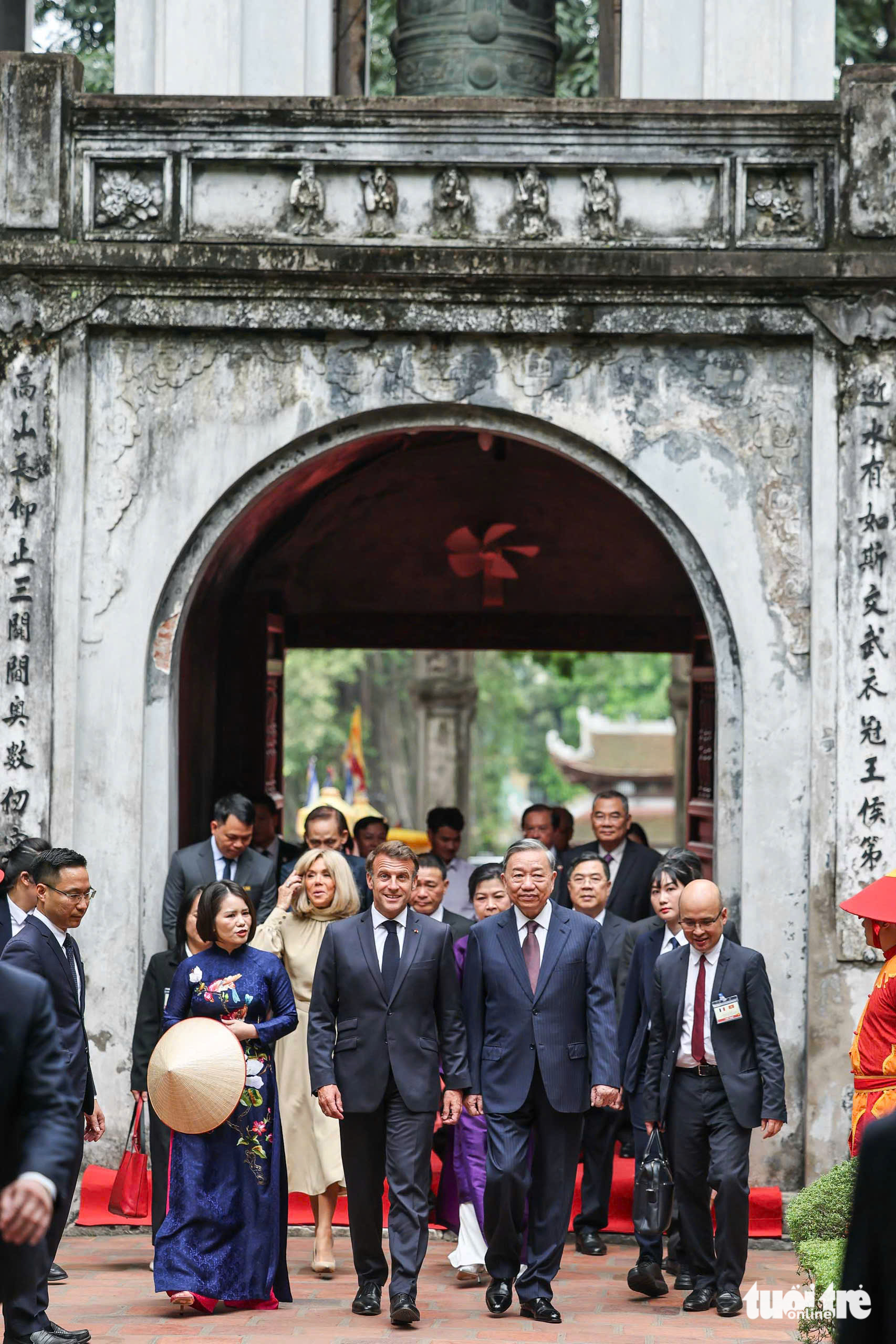 法国总统马克龙与总书记苏林参观文庙-国子监时敲响雷鼓