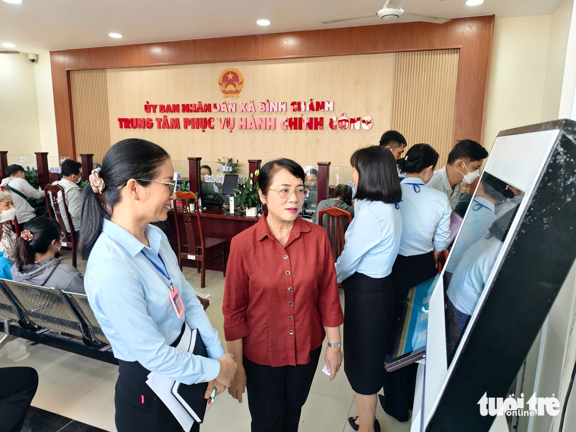 胡志明市国会代表团在平政县新日乡进行考察