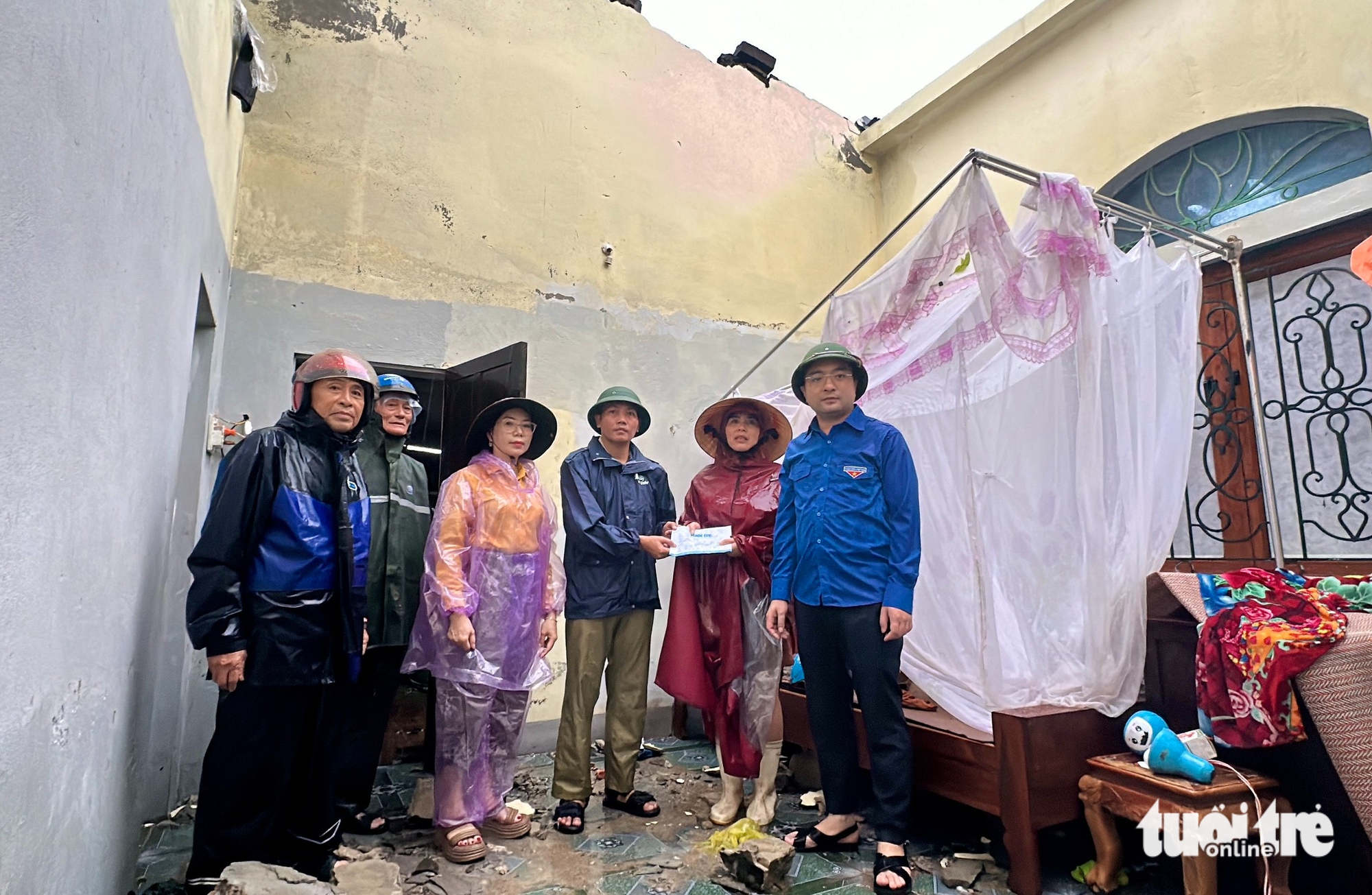 中部居民在布洛伊台风后收到重铺屋顶资金时感动不已