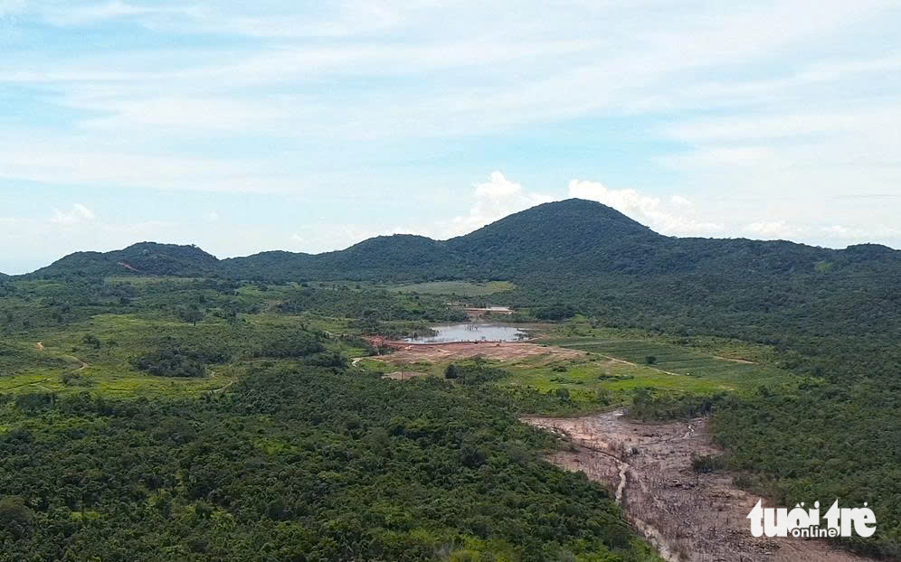在Tuy Phong造成人员死亡的水库破裂公司正在山上进行哪些工程？