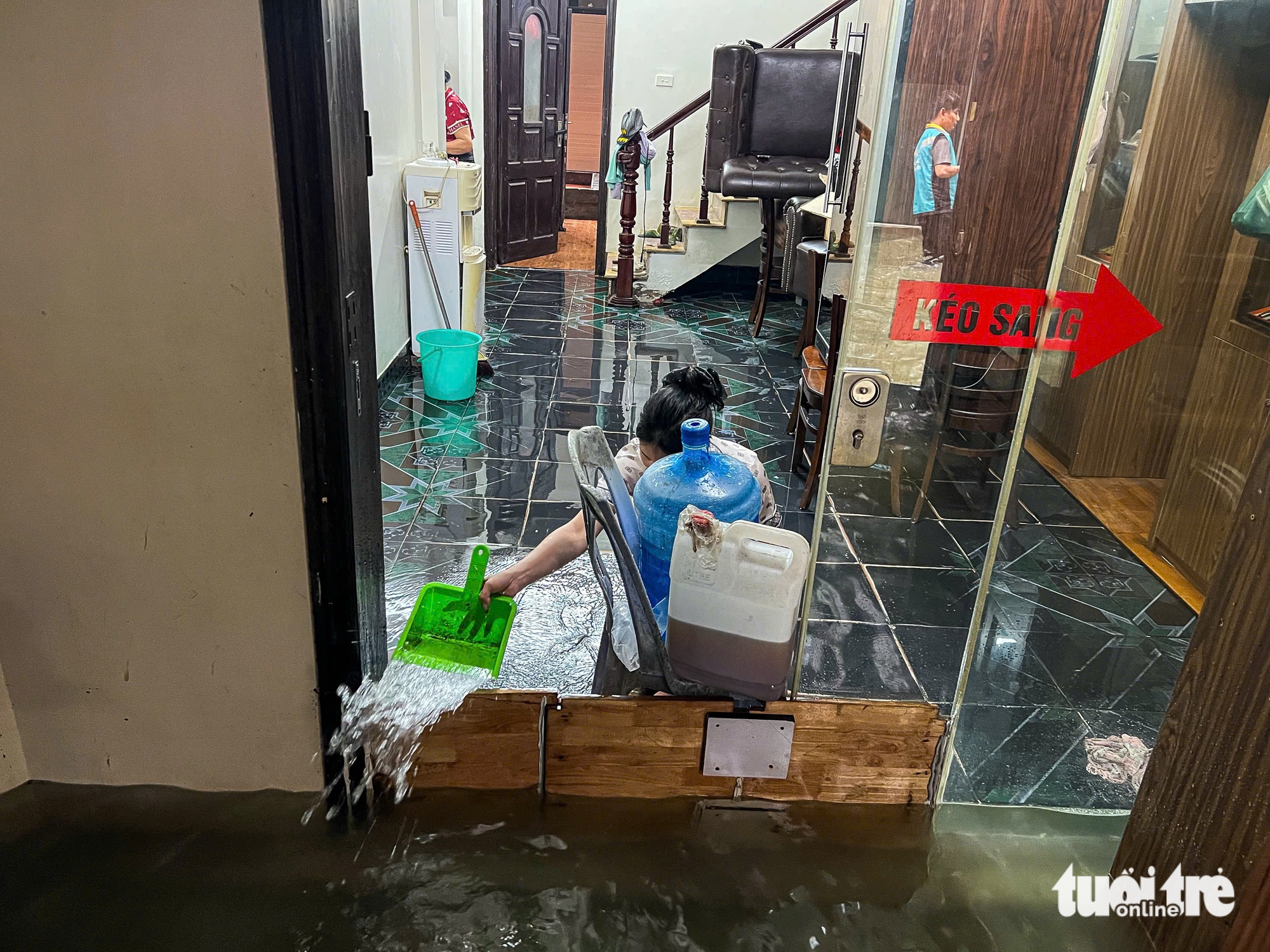 河内市民在洪水中艰难应对，有地方需用梯子爬进家门