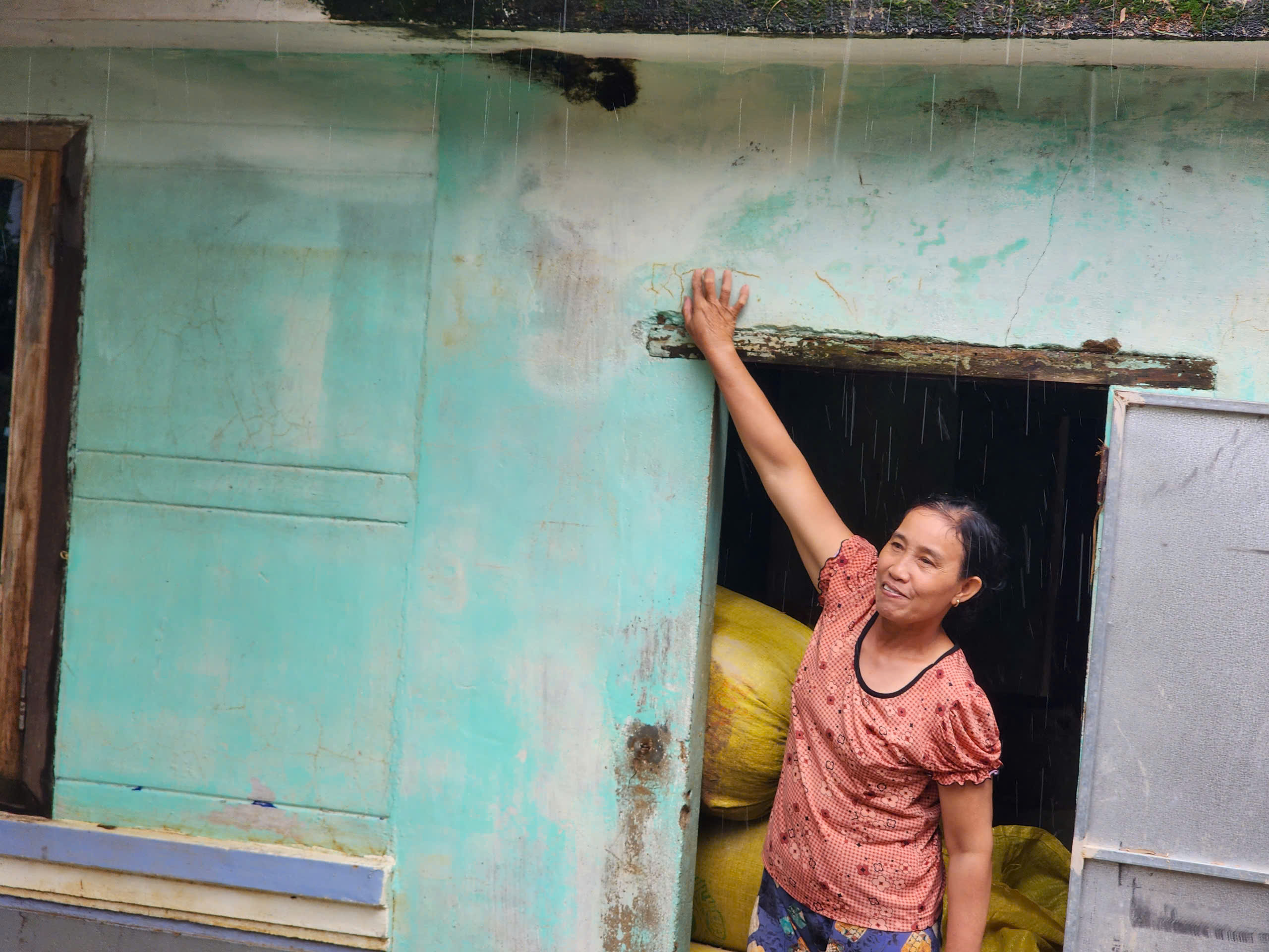 洪水过后，全村无米无粮……许多财产随水流走