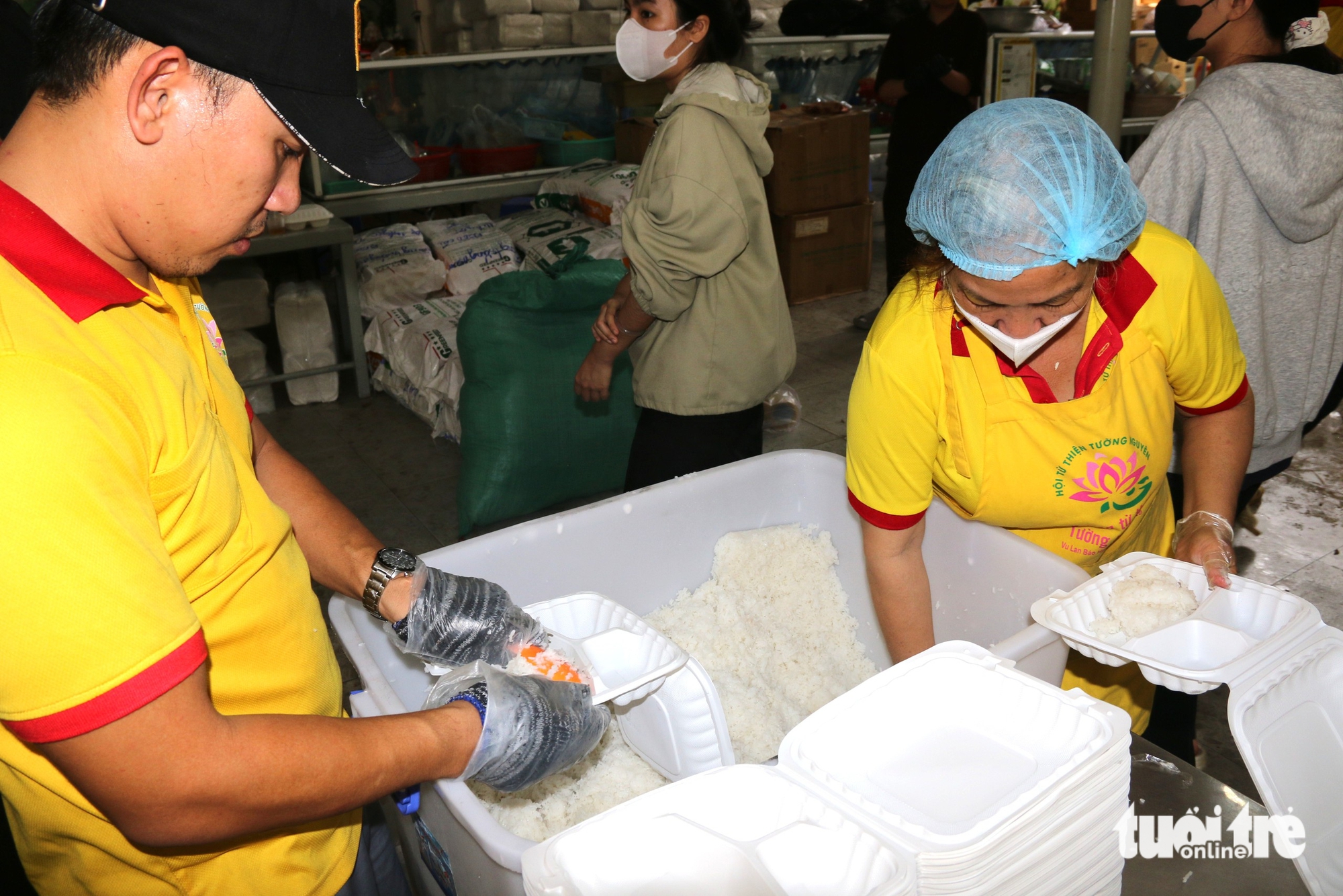 胡志明市‘热火朝天’4个厨房为庆和省洪水区民众服务