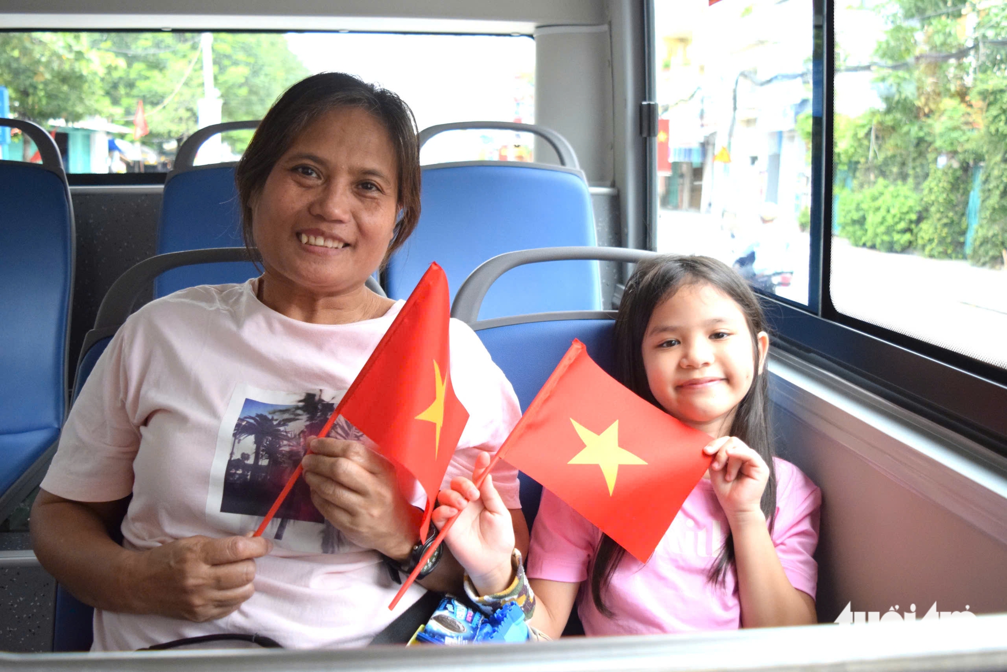 胡志明市公交车乘客在9月2日收到国旗