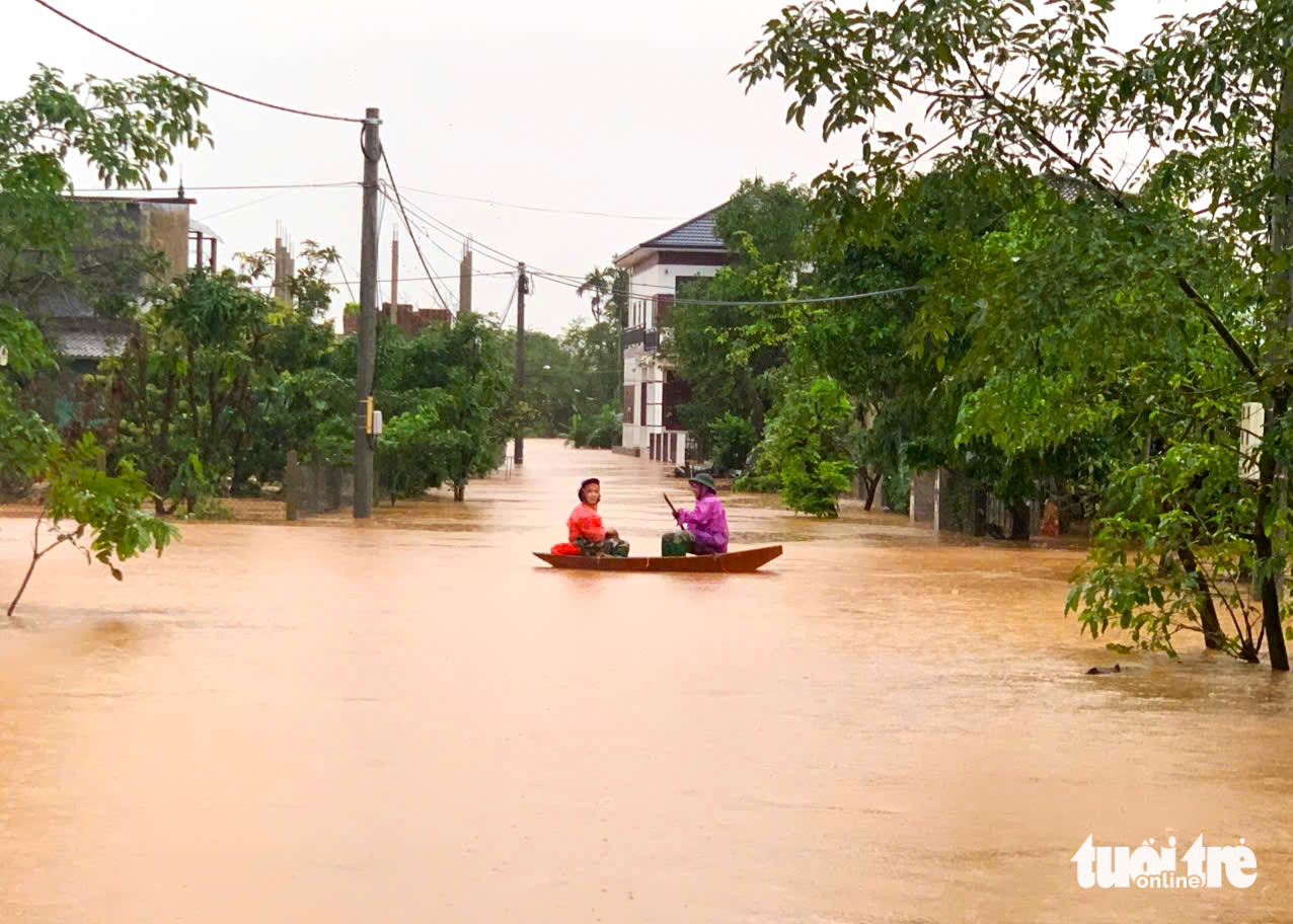 暴雨和洪水导致村庄被孤立，道路淹没在水中