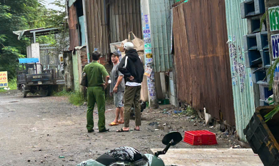 年轻男子试图抓住风筝遭遇强风，被风筝线切断手掌