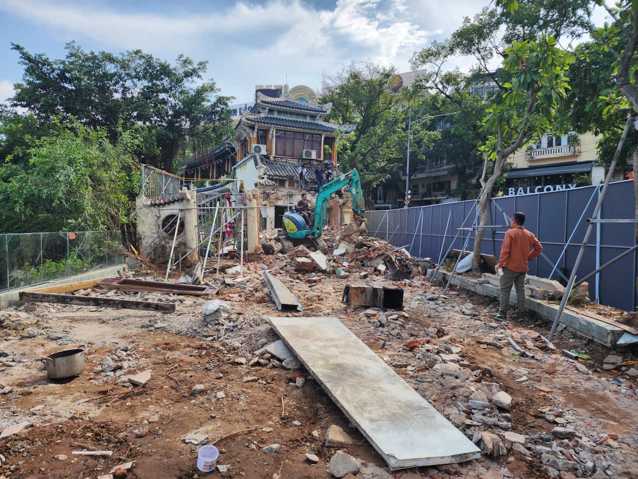 围绕还剑湖的‘钻石’土地上许多机构正在搬迁总部以建设公园