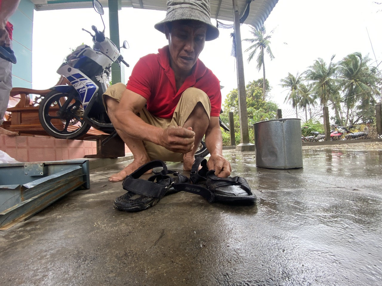 洪水地区居民多日被迫在寒冷中入睡，对满腿火蚁咬痕心有余悸