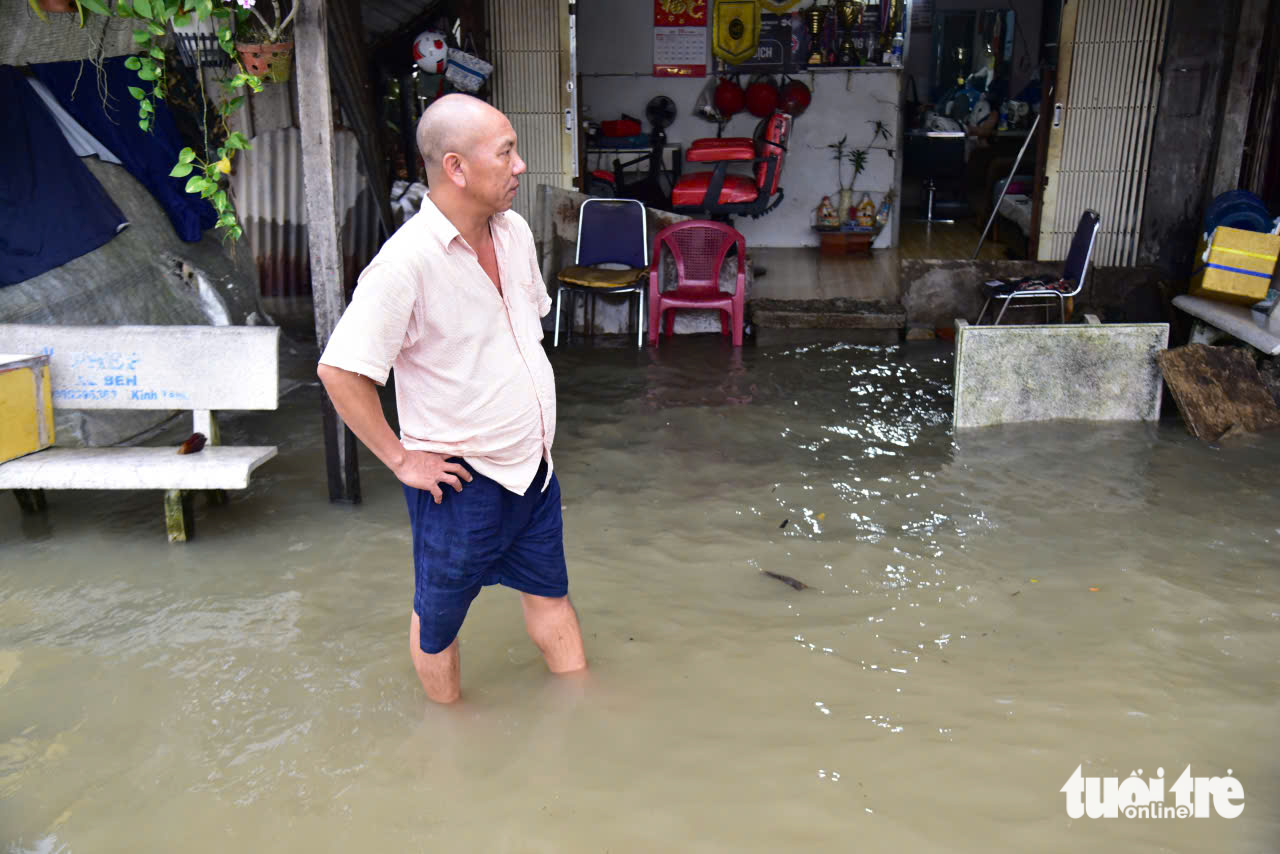 潮汐越过Thanh Đa的屏障，在Hiệp Phước淹没半辆车