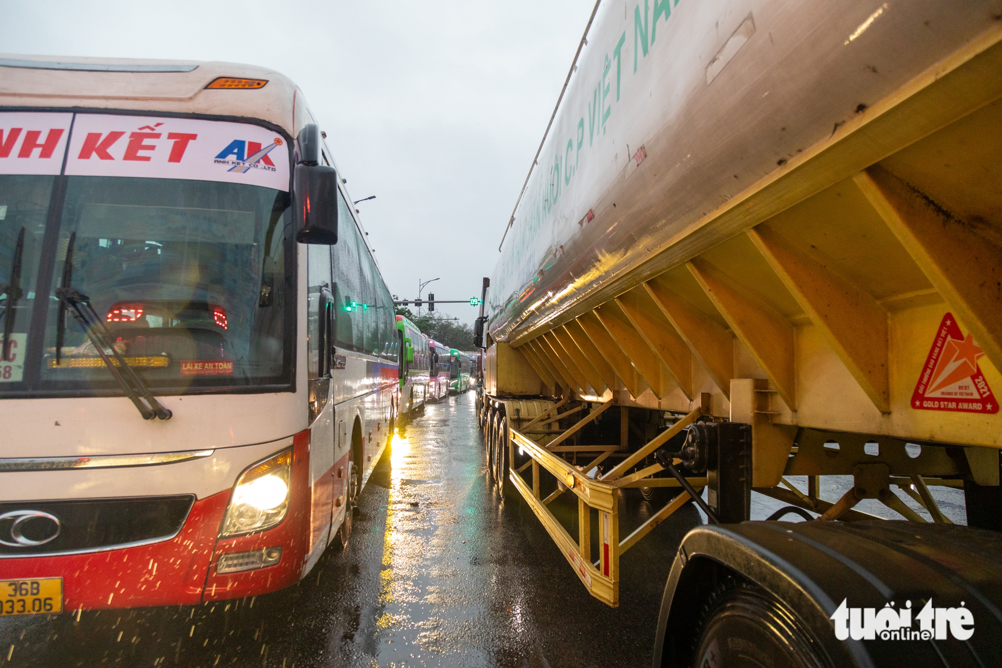 顺化市洪水：国道1号路积水深达65厘米，卡车排长队数公里通过积水点