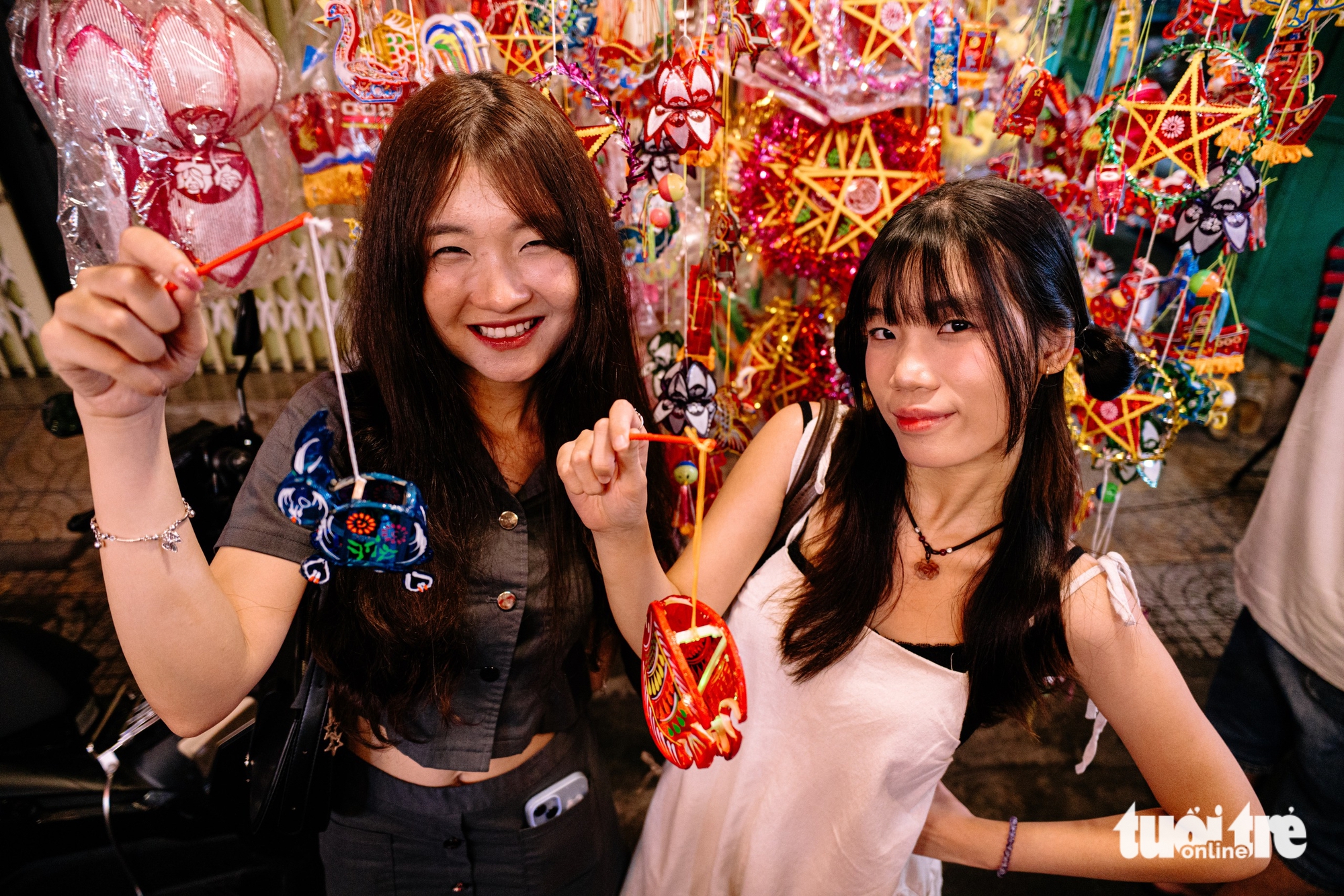 灯笼街热闹迎早中秋，年轻人和家庭踊跃打卡