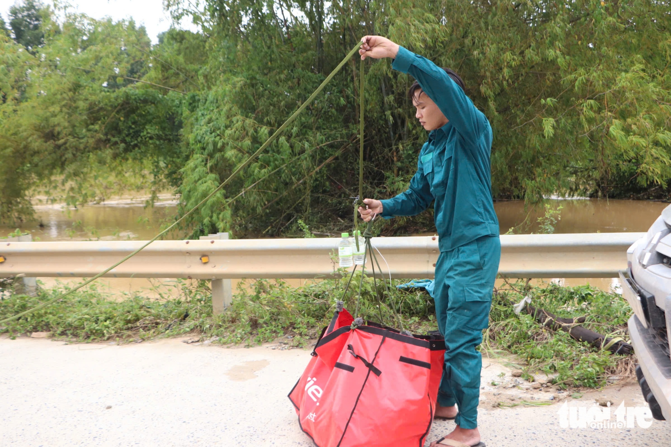 无人机运送救援物资到洪水中心区,令人耳目一新