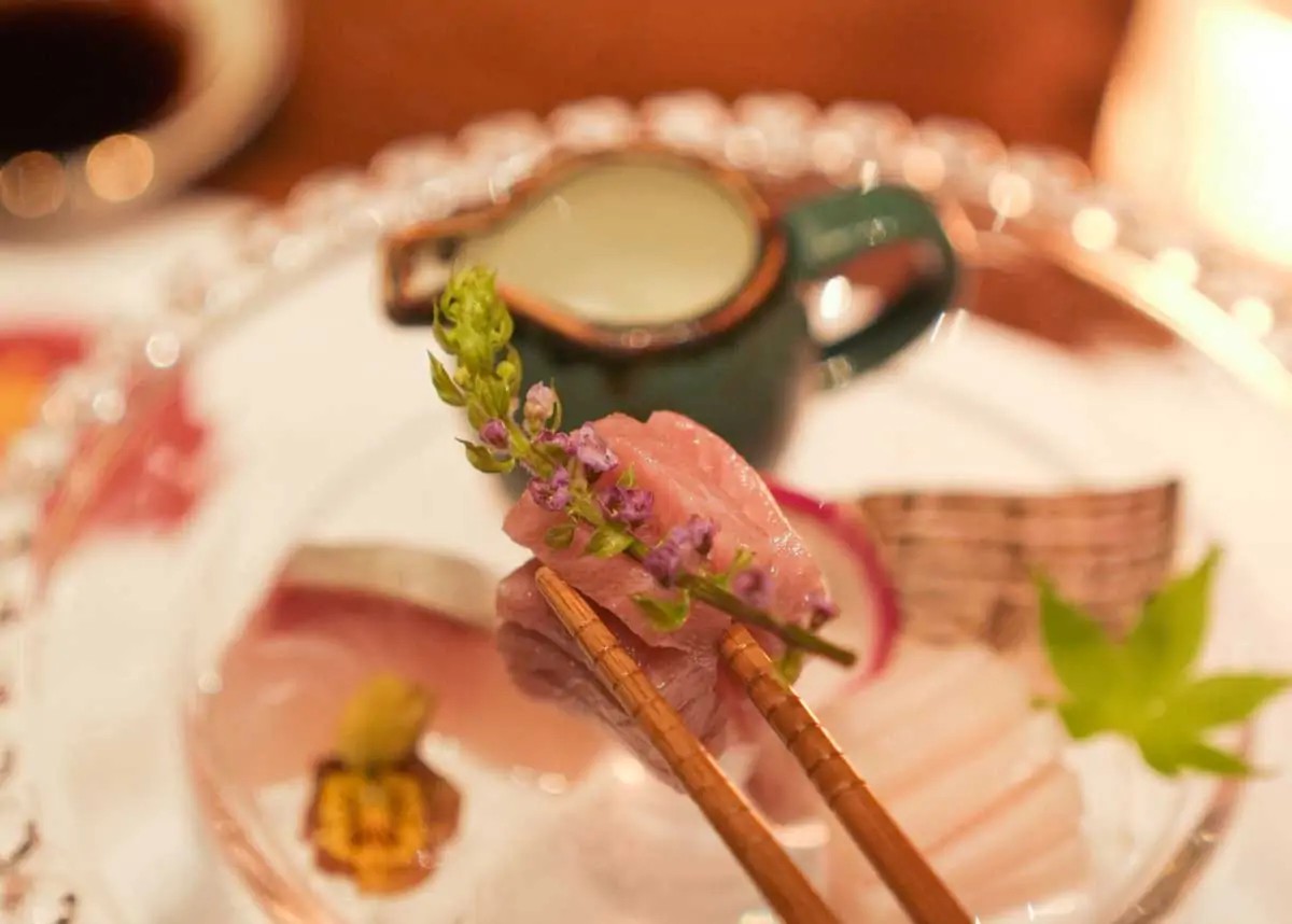 关于在享用Omakase时预订生日蛋糕需支付100万越南盾押金的争议| 越南中文社｜越南新闻与政策信息中文平台