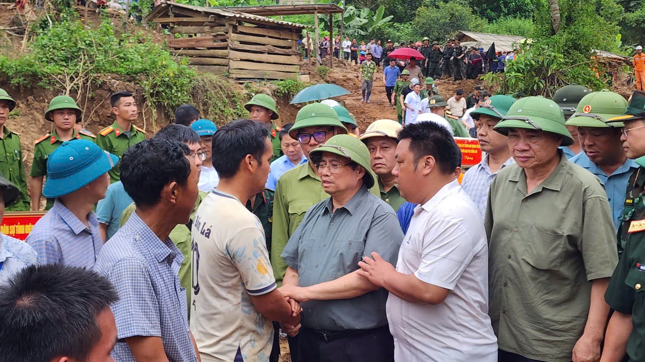 总理访问慰问奠边省受山体滑坡影响的乡镇居民