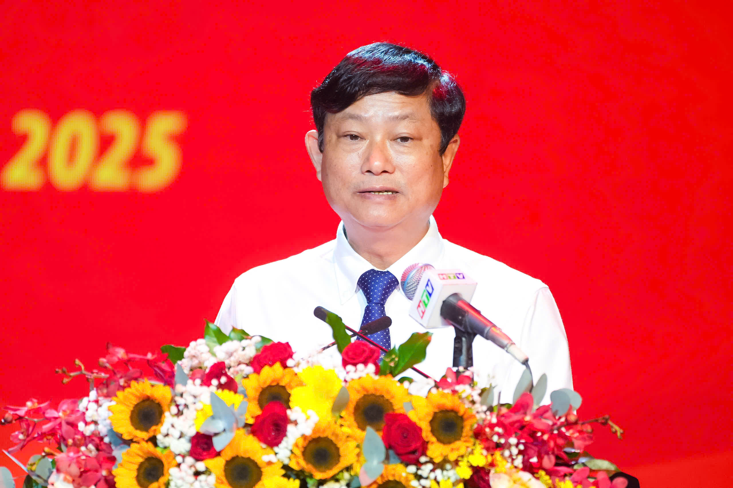 发扬南部抗战传统，决心建设文明、现代、情义的胡志明市