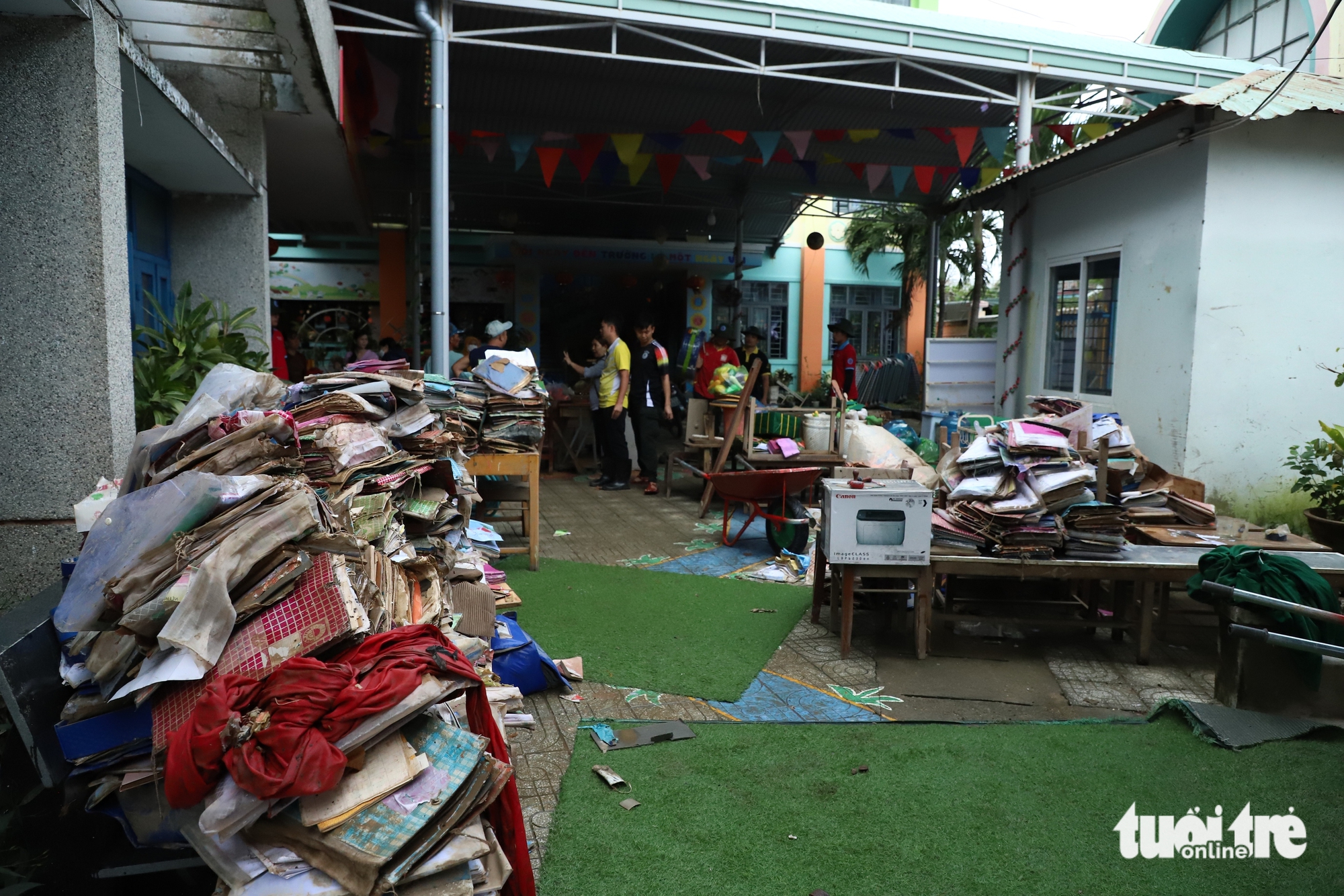 老师们搁置家务，在洪水后涉泥清理学校