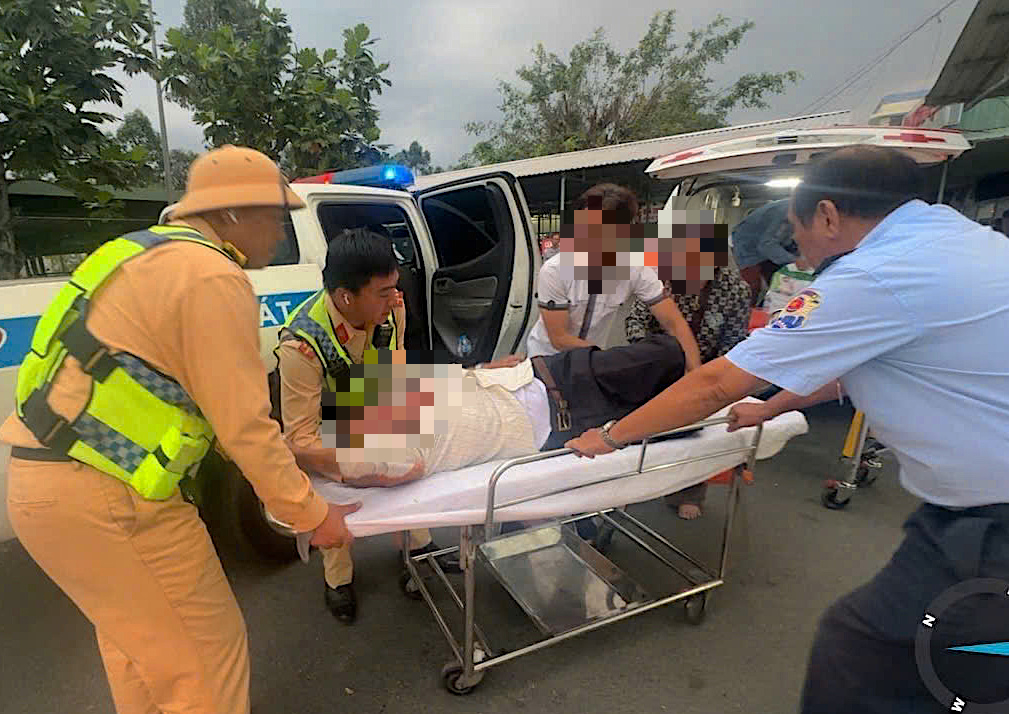 交警及时救助胡志明市-忠良高速公路上心脏骤停男子