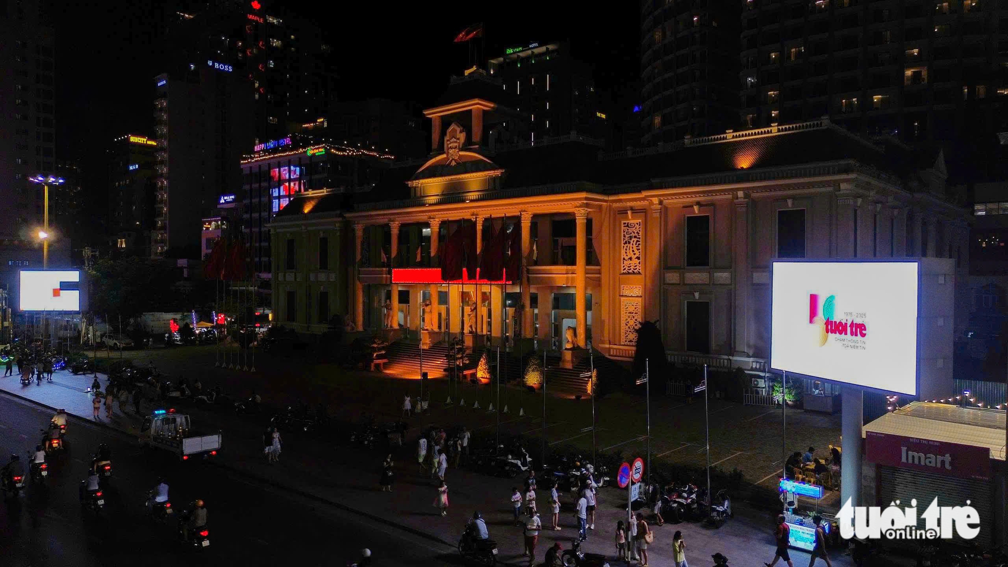 芽庄市中心广场上的《青年报》成立50周年纪念标志